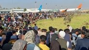 Menschenmenge am Flughafen von Kabul © dpa 
