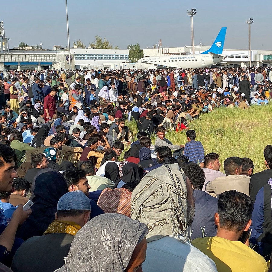 Menschenmenge am Flughafen von Kabul © dpa 