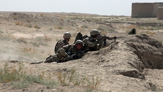 Bundeswehr-Soldaten in Afghanistan im Feuerkampf mit Aufständischen. © Bundeswehr Foto: von Söhnen