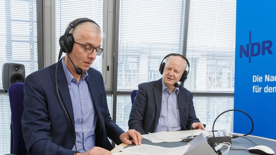 Der Militär-Experte und Fachredakteur Andreas Flocken und der NDR-Info Redakteur Carsten Schmiester © NDR Foto: Christian Spielmann