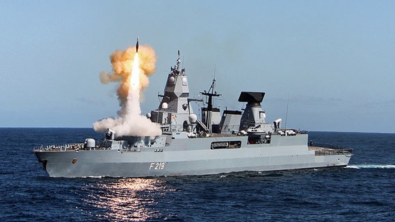 Fregatte Sachsen schießt eine Abfangrakete auf ein nicht zu erkennendes Ziel. © Bundeswehr Foto: PIZ Marine