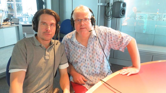Die ehemaligen Hörfunk-Korrespondenten Kai Küstner (l.) und Christoph Heinzle im Studio. © NDR Foto: Andreas Flocken