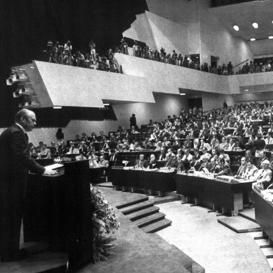 Der US-amerikanische Präsident Gerald Ford spricht am Morgen des 1. August 1975 im Finlandia-Haus in Helsinki zu den Delegierten der Konferenz über Sicherheit und Zusammenarbeit (KSZE) in Europa. © dpa picture alliance 