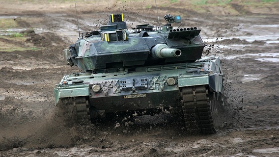 Kampfpanzer Leopard 2 bei Fahrt durch das Gelände während einer Gefechtsübung. © Bundeswehr/Kazda Foto:  Kazda