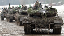 Mehrere getarnte Leopard 2 Kampfpanzer stehen bereit zum Abmarsch. © Bundeswehr/Vennemann Foto: Vennemann