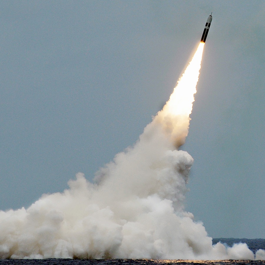 Eine strategische Raketen wird von einem US-U-Boot gestartet © U.S. Navy Foto: John Kowalski