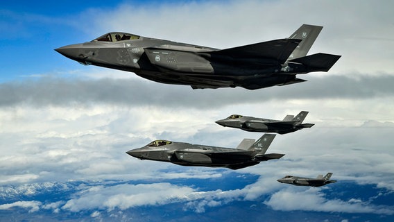 Mehrere F-35 US-Kampfflugzeuge in der Luft. © U.S. Air Force Foto: R. Nial Bradshaw
