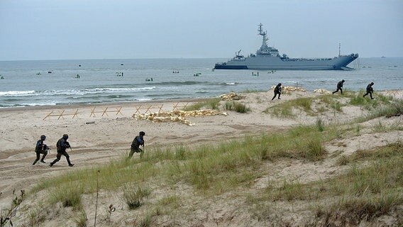 Während einer NATO-Übung in Osteuropa stürmen Soldaten den Strand. © Joint Force Command Brunssum Foto: Joint Force Command Brunssum