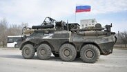 Ein gepanzertes Fahrzeug fährt entlang einer Straße in Armyansk im nördlichen Teil der Krim, Russland © dpa Foto: Konstantin Mihalchevskiy