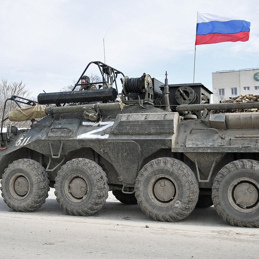 Ein gepanzertes Fahrzeug fährt entlang einer Straße in Armyansk im nördlichen Teil der Krim, Russland © dpa Foto: Konstantin Mihalchevskiy