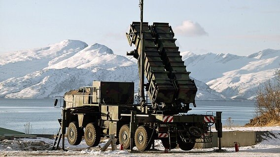Patriot-Abwehrrakete in Stellung. Im Hintergrund ein mit Schnee bedeckter Berg. Patriot-Abwehrrakete in Stellung. Im Hintergrund ein mit Schnee bedeckter Berg. © Bundeswehr Foto: Andreas Freude
