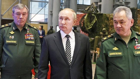 Der russische Präsident Wladimir Putin, begleitet vom russischen Verteidigungsminister Sergei Shoigu, rechts, und dem Generalstab Valery Gerasimov, links © dpa Foto: Mikhail Metzel