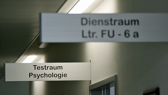 Decke eines Flurs im Bundeswehrkrankenhaus Berlin. Zwei Hinweisschilder mit der Aufschriift Testraum und Dienstraum. ©  ©Bundeswehr/Wilke Foto: Sebastian Wilke