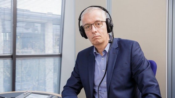 Ein Porträtbild zeigt den NDR-Info Redakteur Carsten Schmiester © NDR Foto: Christian Spielmann