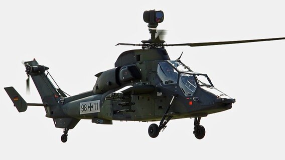 Ein Tiger-Kampfhubschrauber mit Hoheitszeichen der Bundeswehr schwebt in der Luft Ein Tiger-Kampfhubschrauber mit Hoheitszeichen der Bundeswehr schwebt in der Luft © Bundeswehr/Mandt Foto: Michael Mandt