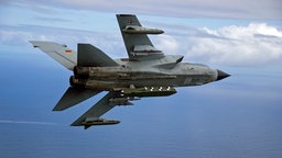 Tornado-Kampfflugzeug bei Übungsflug über dem Meer. © Bundeswehr Foto: Andrea Bienert
