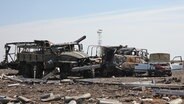 Zerstörte ukrainische Militär-Lkw auf früherem Flugplatz © picture-alliance/dpa Foto: Isaev, Saslanbek