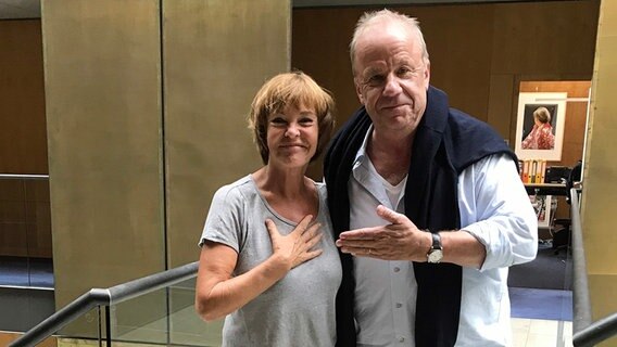 Katrin Sass (links) und Hubertus Meyer-Burckhardt stehen im Studioflur im Hauptstadtstudio Berlin. © NDR Info Foto: Doris Schiederig