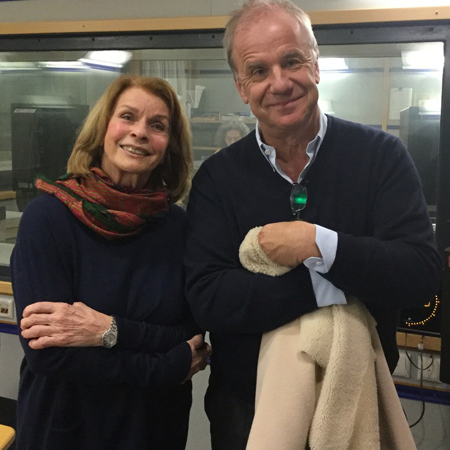 Senta Berger, die links von Hubertus Meyer-Burckhardt steht, befinden sich im Hörfunkstudio und lächeln in die Kamera. © NDR Info Foto: Doris Schiederig