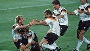 Torjubel von Andreas Brehme, Jürgen Klinsmann, Rudi Völler und anderen Spielern. © dpa picture alliance 