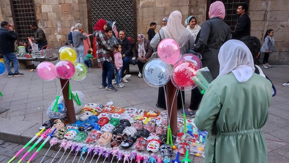 Am Eingang zum Khan el Khalili Basar werden Spielsachen verkauft © NDR Foto: Isa Hoffinger