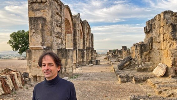 Felix Arnold arbeitet am Deutschen Archäologischen Institut in Madrid - und leitet in dieser Funktion die Grabung der Medinat-al-Zahra. Felix Arnold arbeitet am Deutschen Archäologischen Institut in Madrid - und leitet in dieser Funktion die Grabung der Medinat-al-Zahra. © NDR Foto: Annette Bruhns