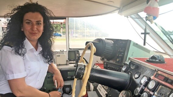 Ornela Murati sitzt am Steuer ihres Schiffes - sie ist einzige Kapitänin Albaniens © NDR Foto: Steffen Schneider