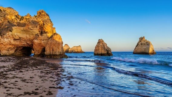 Praia da Prainha mit Felsen an der Küste der Algarve. © picture alliance / CHROMORANGE | McPHOTO / Rolf Müller Foto:  Rolf Müller