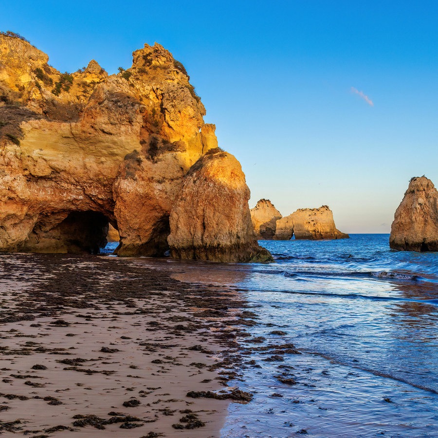 Praia da Prainha mit Felsen an der Küste der Algarve. © picture alliance / CHROMORANGE | McPHOTO / Rolf Müller Foto:  Rolf Müller