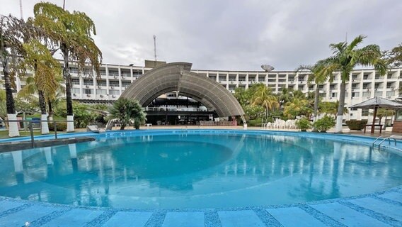 Ein Hotelpool, umsäumt von Palmen - das Hotel Tropical in Brasilien © NDR Foto: Tom Noga