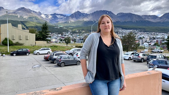 Eine Frau mit blonden langen Haaren vor einer Straße in Argentinien (die Archäologin Ana Butto) © NDR Foto: Max-Marian Unger