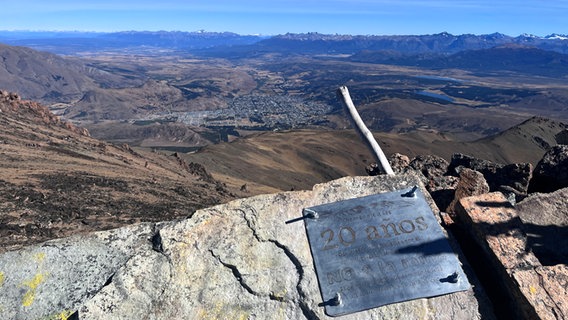 Eine Erinnerungstafel mit der Aufschrift an die Bürgerrechtsbewegung "No a la mina" aus dem Dorf Esquel in Argentinien gegen Abbau von Gold aus dem Berg © NDR Foto: Max-Marian Unger