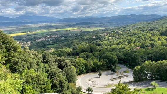 Grün bewaldete Landschaft in Italien (Assisi) © NDR Foto: Peter Kaiser