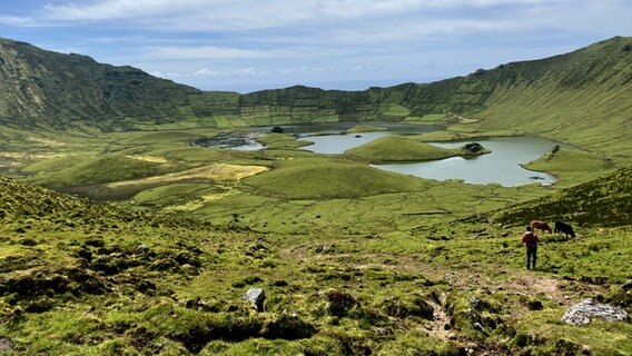 Der Vulkankrater auf der Azoreninsel São Miguel ist zu einem See geworden © NDR Foto: Oliver Neuroth