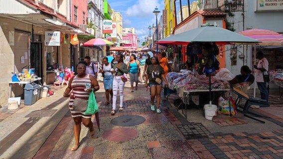 Mehrere Fraun gehen Einkaufen in der Fußgängerzone in Bridgetown, Barbados © NDR Foto: Isa Hoffinger