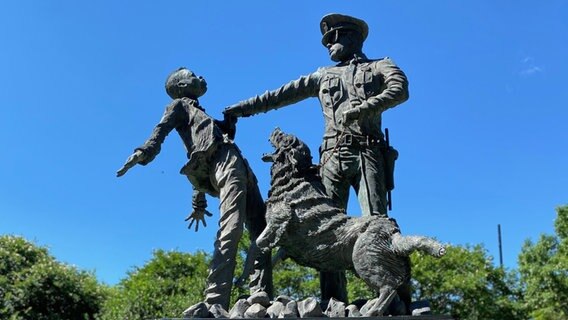 Eine Statue am Ingram-Park mit einem Teenager, der von einem Polizisten mit Hund angegriffen wird, in Birmingham, Alamaba (USA) Eine Statue am Ingram-Park mit einem Teenager, der von einem Polizisten mit Hund angegriffen wird, in Birmingham, Alamaba (USA) © NDR Foto: Tom Noga