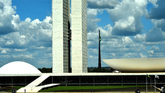 Gebäude im Zentrum der Stadt Brasília: die Abgeordnetenkammer und der Senat © NDR Foto: Gudrung Fischer