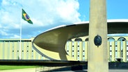 Das Zentrum der Stadt Brasília mit einer Kaserne und einer wehenden Landesflagge Brasiliens © NDR Foto: Gudrung Fischer
