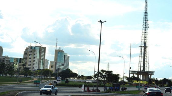 Häuser, eine Straße und ein Fernsehturm in der Stadt Brasilia © NDR Foto: Gudrung Fischer