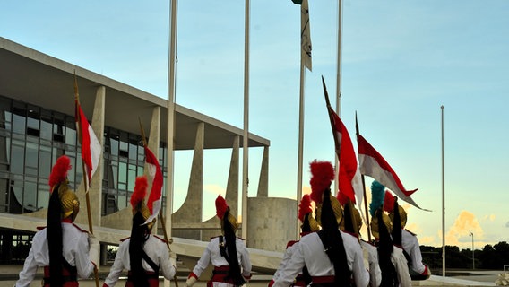 Soldaten mit dem Rücken zur Kamera vor einem Verwaltungsgebäude in Brasilia © NDR Foto: Gudrung Fischer