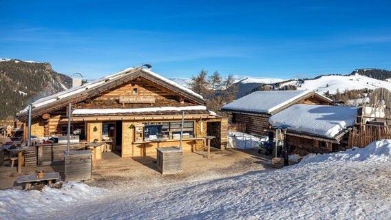 Eine Holzhütte in einer verschneiten Landschaft in Südtirol © NDR Foto: Alexander Tempel