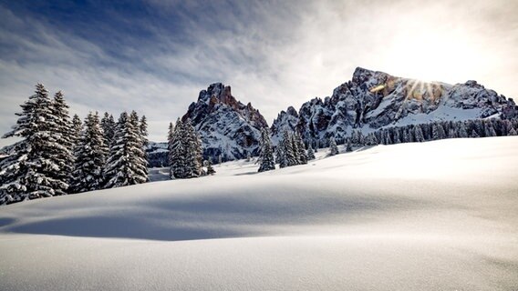 Eine verschneite Berglandschaft in Südtirol in strahlender Sonne © NDR Foto: Alexander Tempel