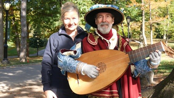 NDR Autorin Ulrike Keding mit einem Troubadour in den USA © NDR Foto: Ulrike Keding