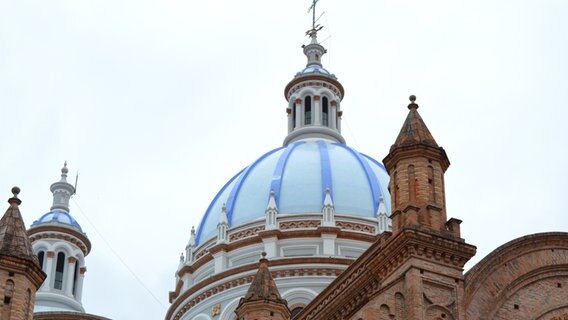 Die blauen Kuppeln der Neuen Kathedrale sind das weithin sichtbare Wahrzeichen der Stadt Cuenca. © NDR Foto: Lissette Molina de Becker