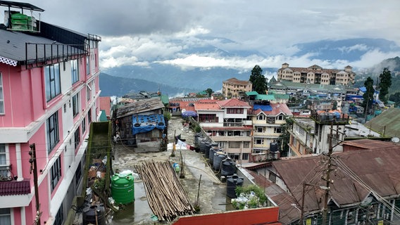 Bunte Häuser in vielen Farben in einem Ort in Darjeeling, Indien. © NDR Foto: Samuel Jackisch