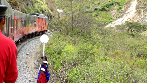 Der Tren Ecuador fährt an Arbeitern vorbei © NDR Foto: Solange Molina de Becker