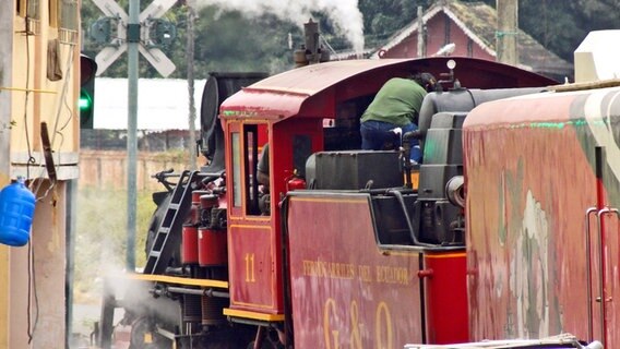Ein Maschinist arbeitet an der Diesellok des Zuges Tren Ecuador © NDR Foto: Solange Molina de Becker