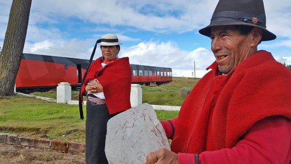 Ein Mann in Ecuador hält ein Stück geschlagenes Eis in den Händen © NDR Foto: Solange Molina de Becker