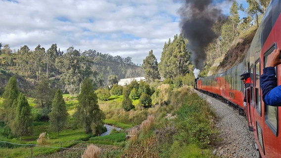Dunkler Ruß quillt aus der Diesellok des Tren Ecuador in den Anden © NDR Foto: Solange Molina de Becker