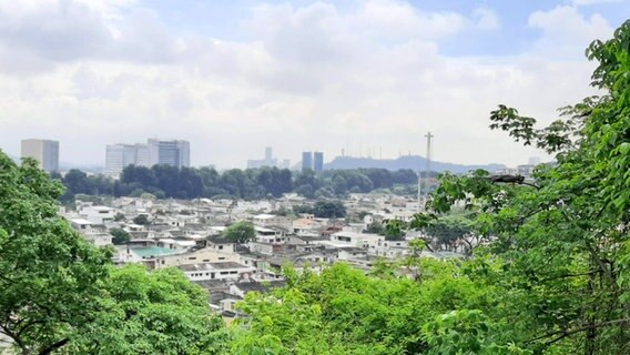 Die Stadt Guayaquil aus der Ferne betrachtet ist eine Küstenstadt Ecuadors © NDR Foto: Solange Molina de Becker